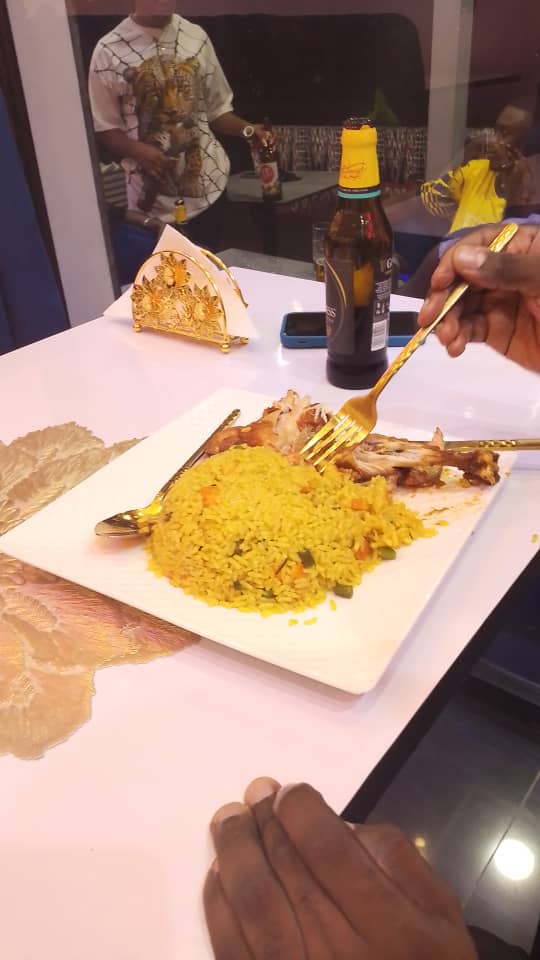 Riz jaune parfumé accompagné de poulet rôti – Spécialité camerounaise